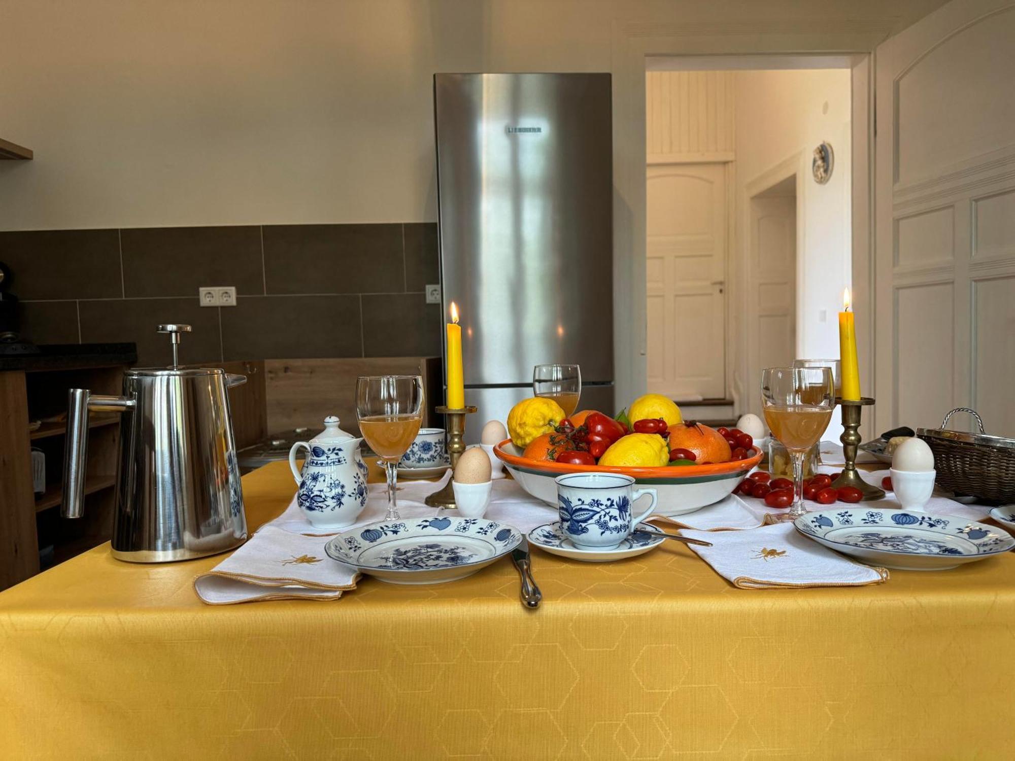 L' Extravagante Im Garten Von Schloss Apartment Schmidtheim