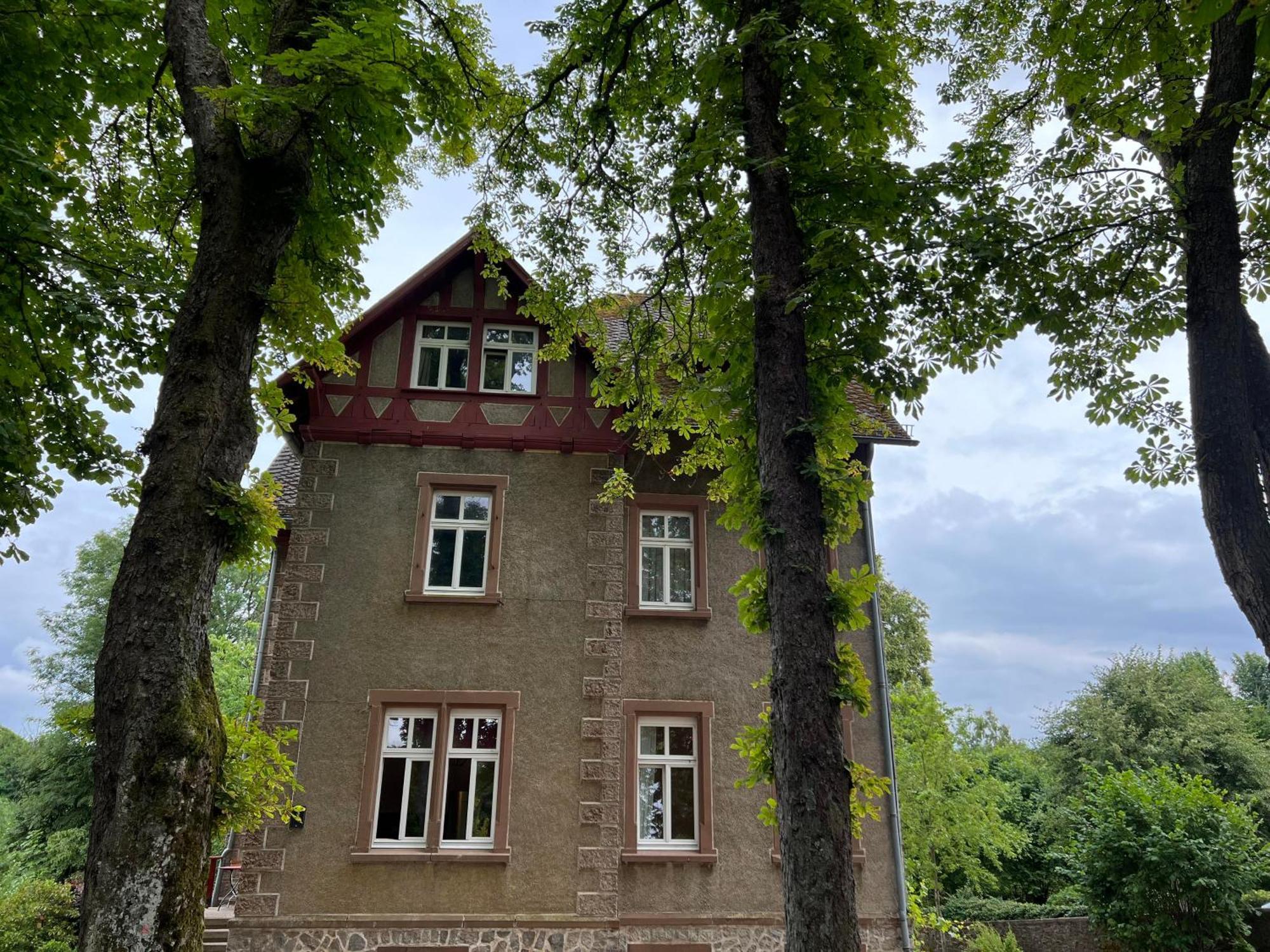 L' Extravagante Im Garten Von Schloss Apartment Schmidtheim